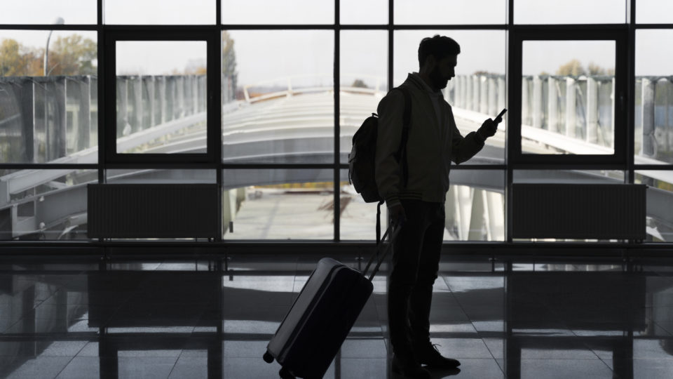 homem-de-tiro-completo-viajando