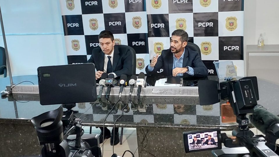 Delegado de Cambé, Paulo Henrique Costa,  e delegado-chefe de Londrina, Fernando Amarantino Ribeiro, durante coletiva de imprensa para detalhar a investigação sobre o ataque a escola.