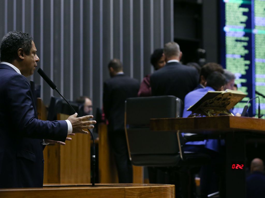 O deputado Orlando Silva (PCdoB-SP) durante sessão que votou a urgência da PL 2630, das Fake News, no dia 25 de abril de 2023.