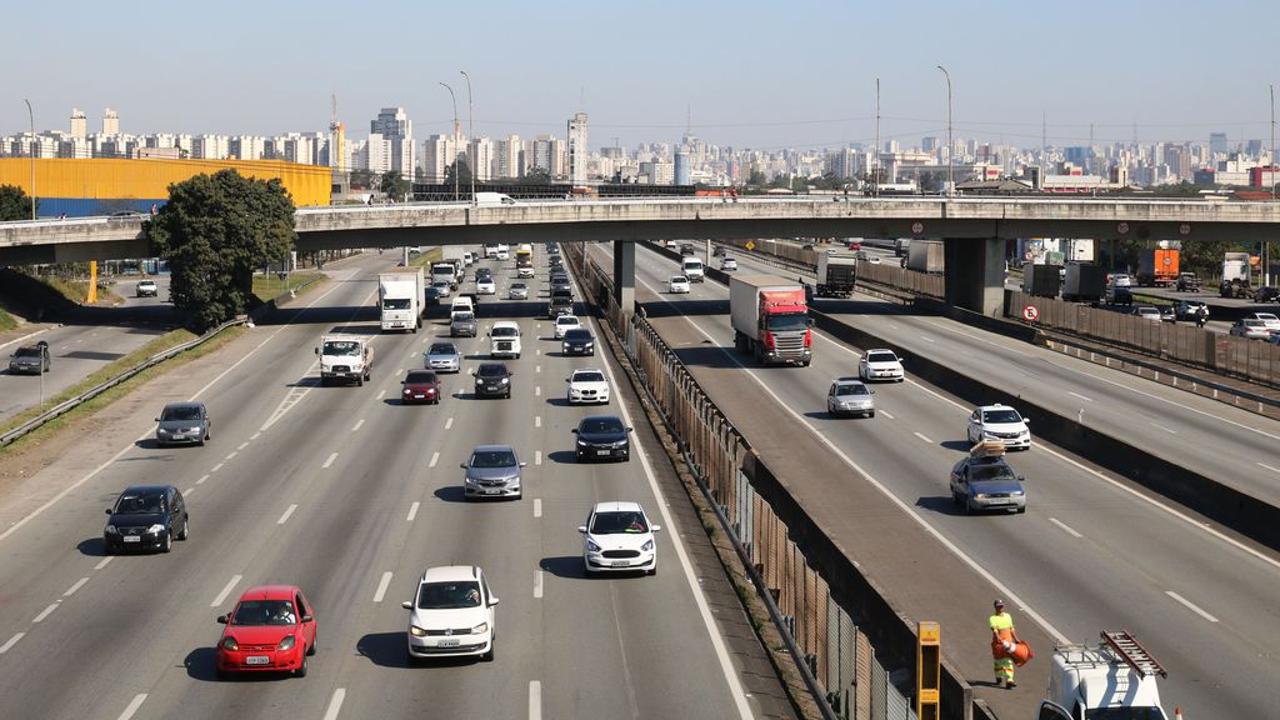 Rodovia Presidente Dutra, entre São Paulo e Rio: consultoria prevê investimento de R$ 47,9 bilhões em estradas em 2023.