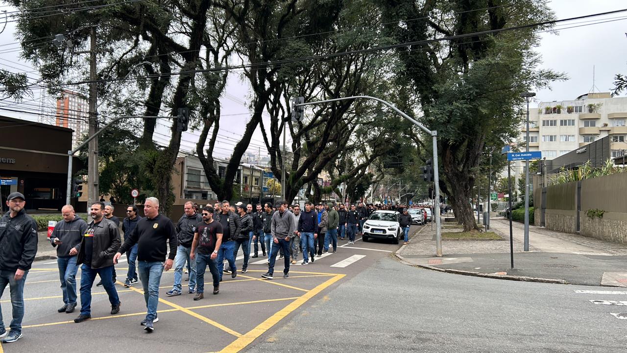 Policiais civis em manifestação pacífica pelas ruas de Curitiba. Paralisação está prevista para um total de 48 horas.