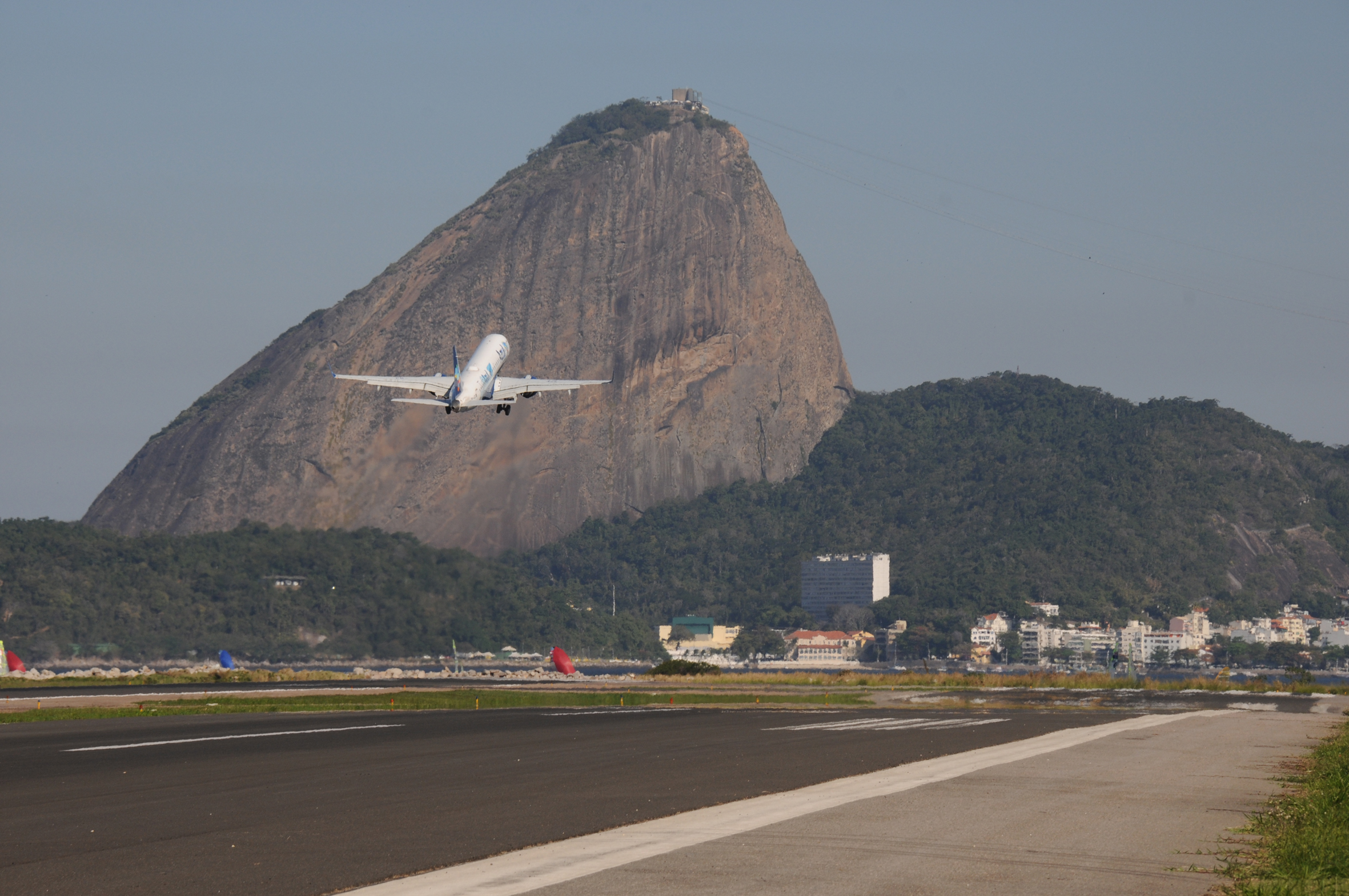 Avião decolando do aeroporto Santos Dumont, no Rio de Janeiro