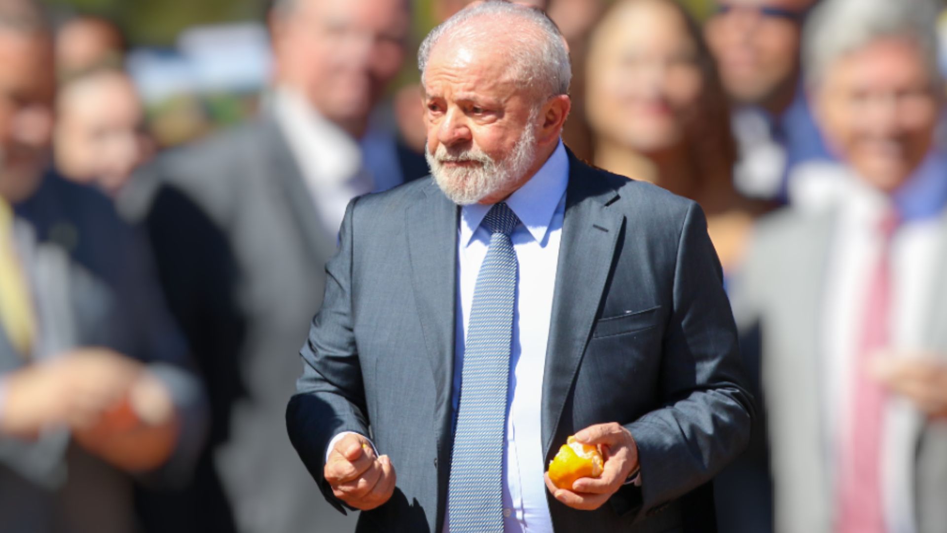 Lula chupando tangerina