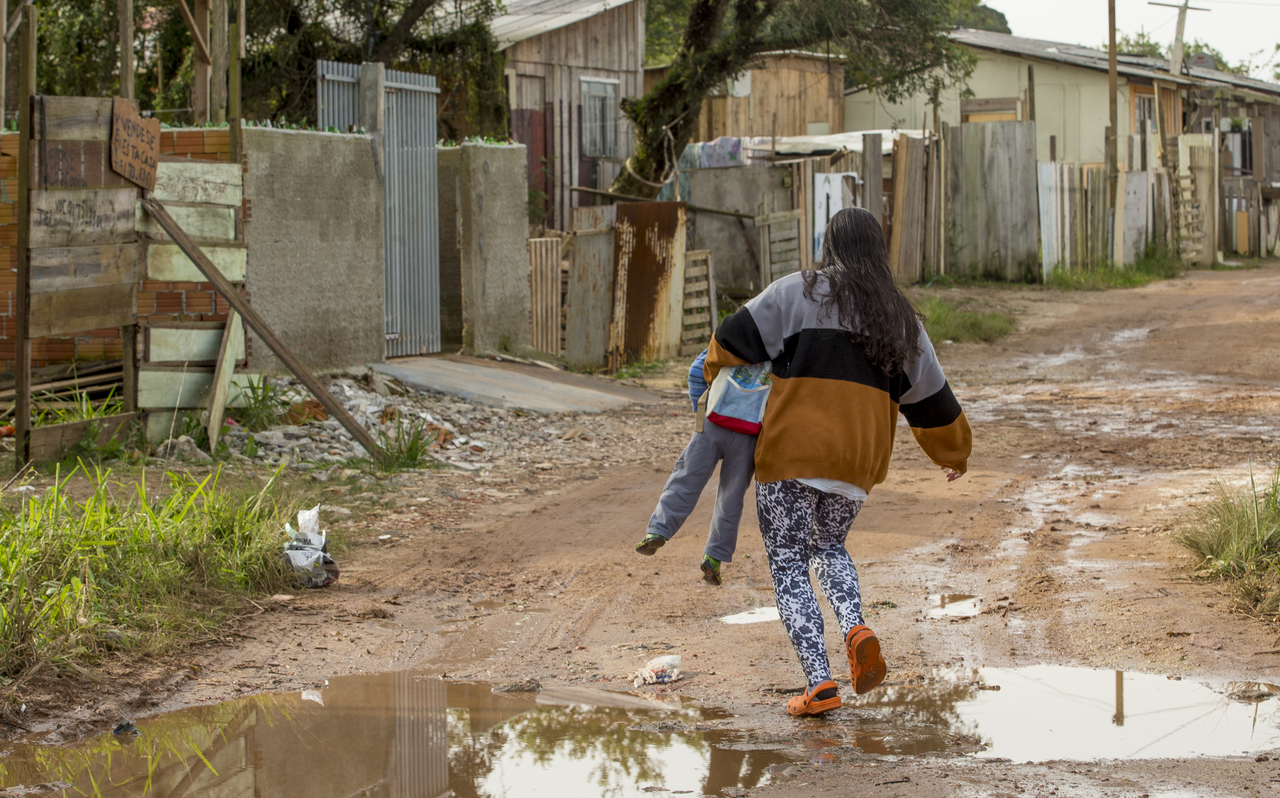 Ocupação em Curitiba (PR), em 2016: segundo o IBGE, mais de 11 mil pessoas morreram por ano entre 2008 e 2019, vítimas de Doenças Relacionadas ao Saneamento Ambiental Inadequado