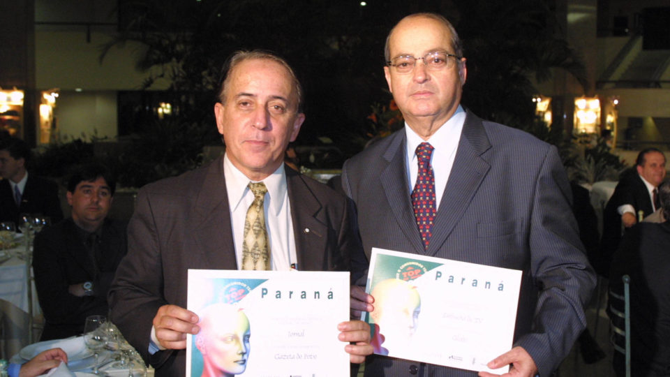 Rogério Florenzano e Dercio Almeida recebendo o Prêmio Top Of Mind pela Gazeta do Povo e Canal 12, em 2002.