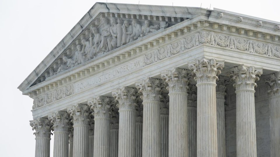A Suprema Corte dos Estados Unidos decidiu que cristãos conservadores podem se recusar a fornecer serviços comerciais para casamentos entre pessoas do mesmo sexo.