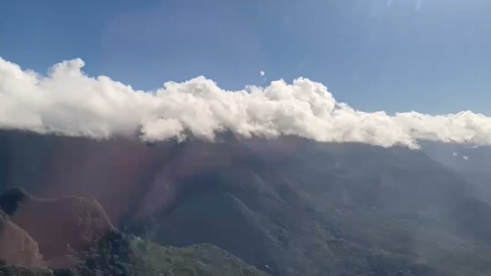 Busca por aeronave é feita com aviões e drones na Serra do Mar, no Paraná.