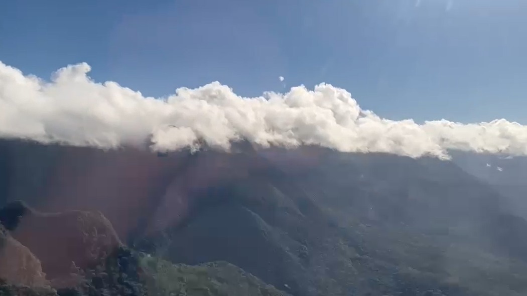 Busca por aeronave é feita com aviões e drones na Serra do Mar, no Paraná.