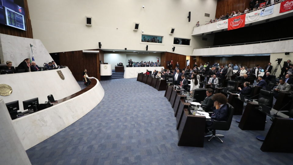 Representantes de sindicatos estiveram nas tribunas da Alep durante votação do pacote de medidas nesta terça-feira (4).