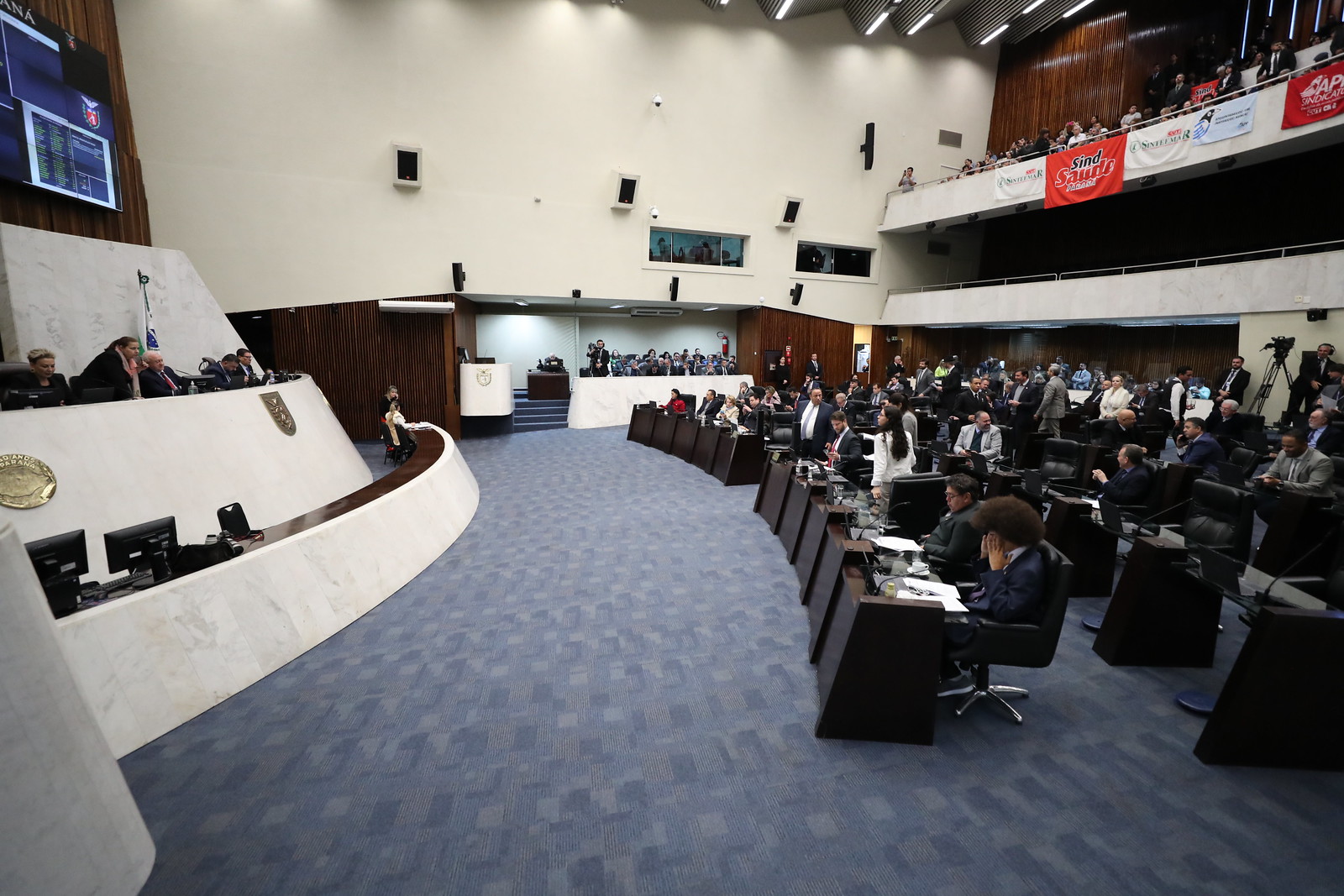 Representantes de sindicatos estiveram nas tribunas da Alep durante votação do pacote de medidas nesta terça-feira (4).