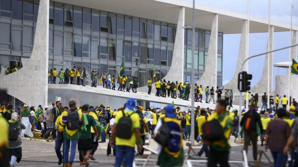 Advogados e familiares de presos em 8 de janeiro denunciam série de violações de direitos