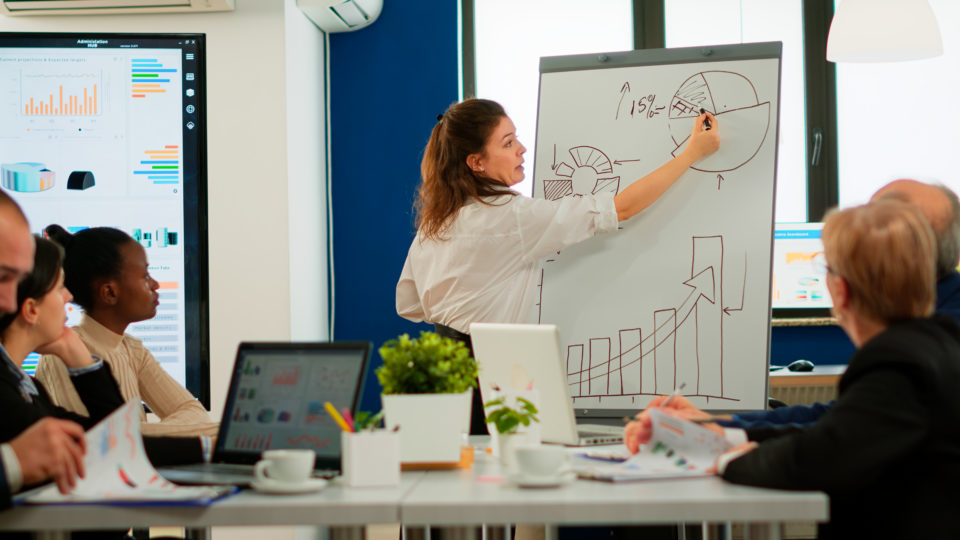startups lider-de-equipe-focado-apresentando-plano-de-marketing-para-colegas-de-trabalho-multirraciais-interessados-executivo-chefe-palestrante-serio-treinador-de-negocios-explicando-a-estrategia-de-desenvolvimento-para-fun