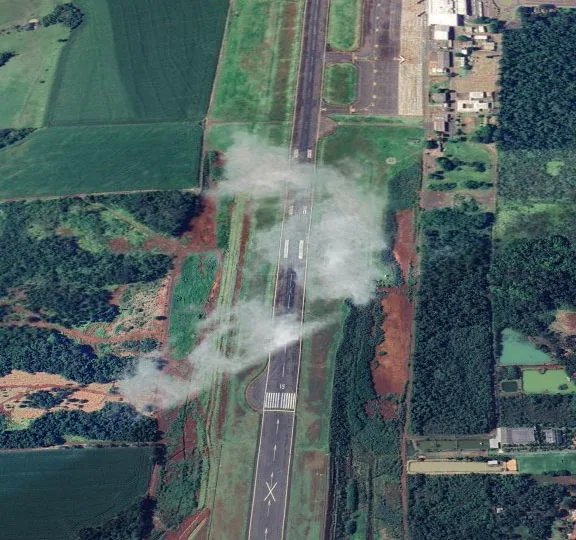 Extensão da pista (abaixo, sinalizada com X), ainda não teve a homologação de uso concedida pela Anac.