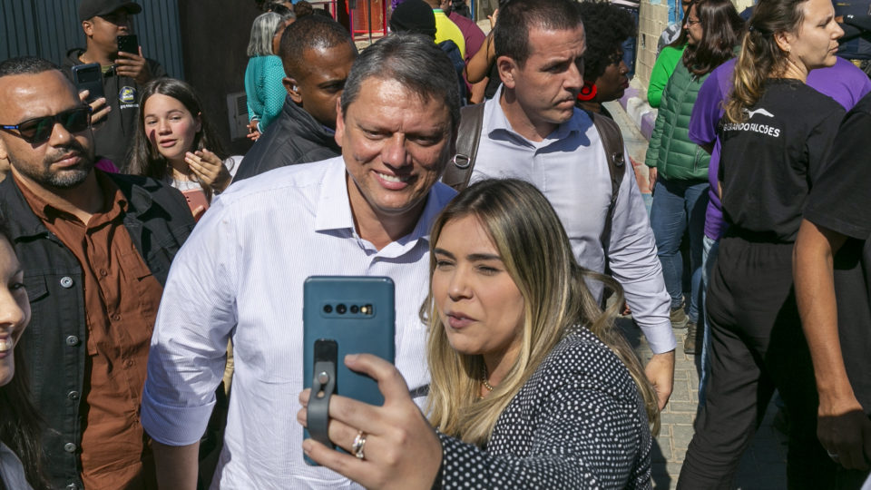 Tarcísio de Freitas em visita à Favela dos Sonhos