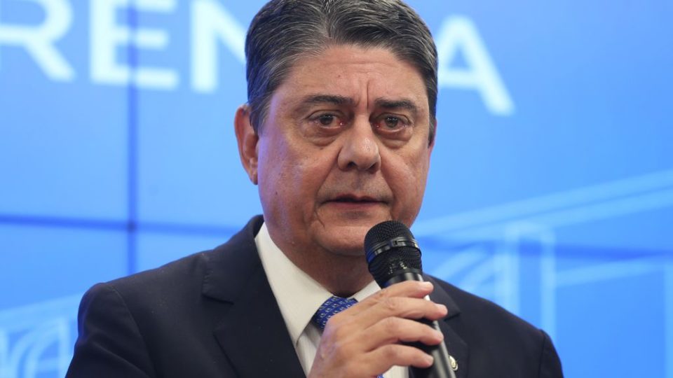 O Secretário Nacional do Consumidor (Senacon), Wadih Damous, ex-presidente da OAB-RJ, disse em 2018 que “Barroso é seguramente, o pior ministro do Supremo Tribunal Federal dos últimos tempos. É um mal para a democracia, é um mal para o direito, é um mal para o Supremo, é um mal para o povo brasileiro"