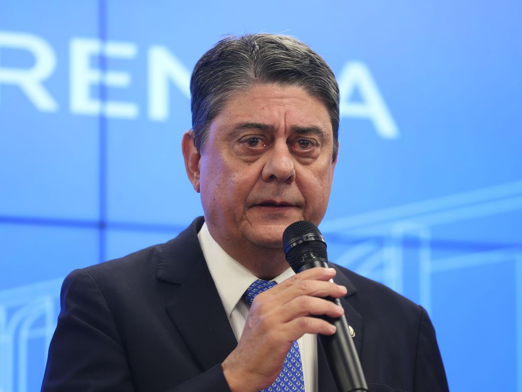 O Secretário Nacional do Consumidor (Senacon), Wadih Damous, ex-presidente da OAB-RJ, disse em 2018 que “Barroso é seguramente, o pior ministro do Supremo Tribunal Federal dos últimos tempos. É um mal para a democracia, é um mal para o direito, é um mal para o Supremo, é um mal para o povo brasileiro"