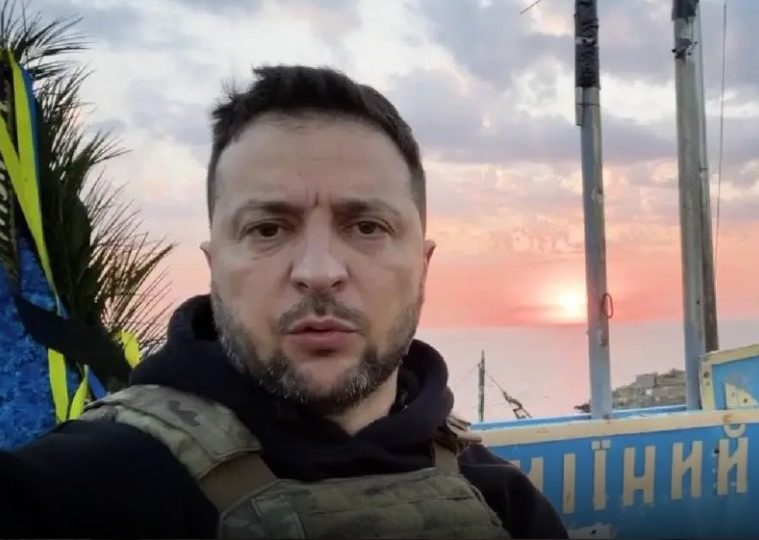 O presidente Volodymyr Zelensky gravou uma mensagem para os soldados ucranianos na Ilha das Obras, reconquistada em junho.