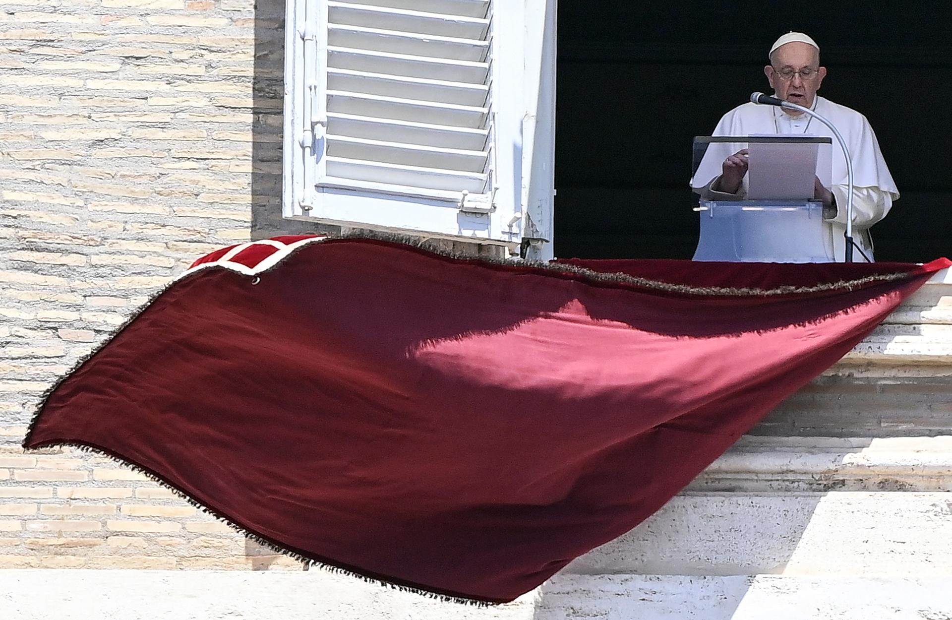 O papa Francisco durante a oração do Angelus, neste domingo (9), na Cidade do Vaticano.