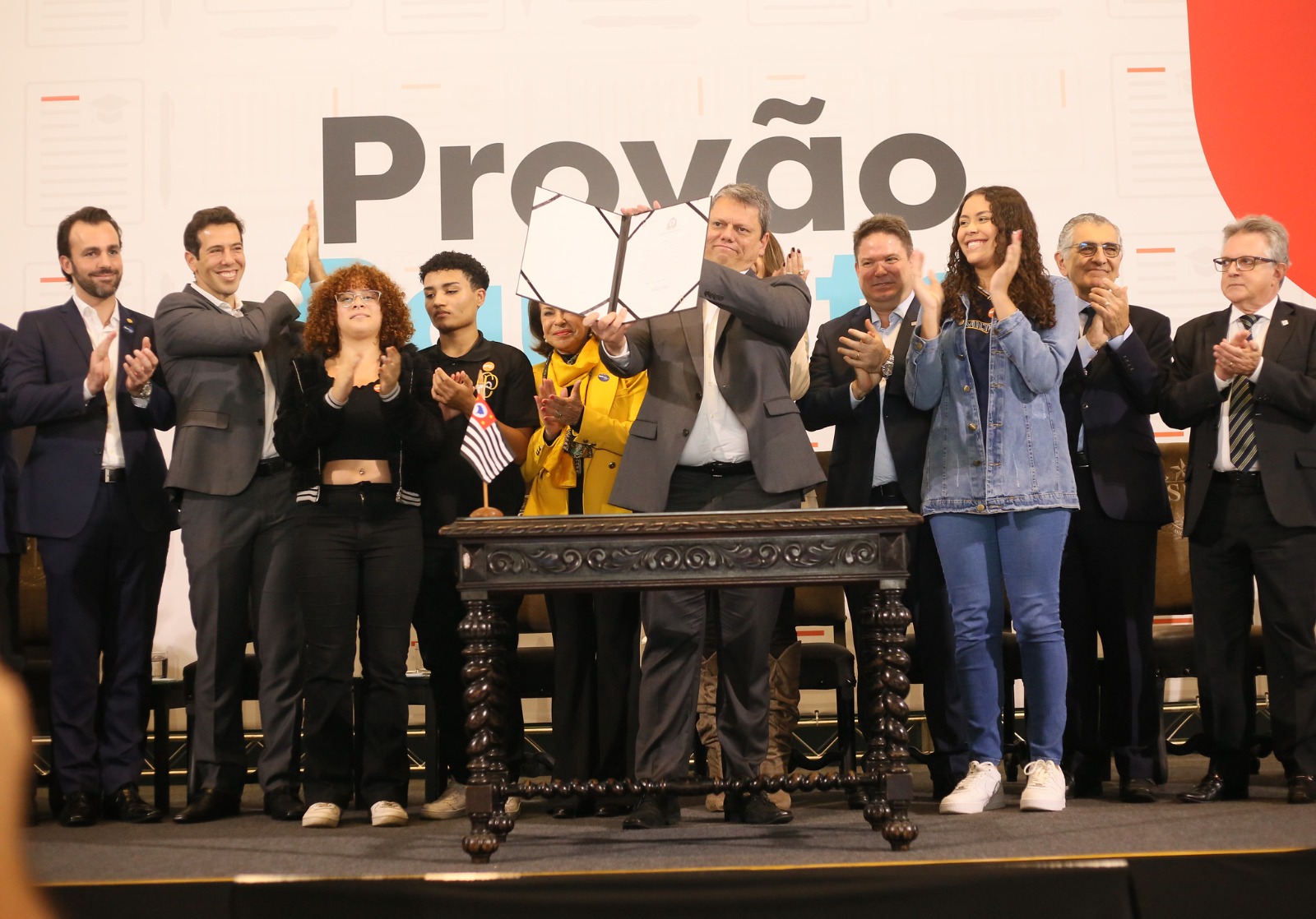 Tarcísio de Freitas exibe a assinatura do programa &#8220;Provão Paulista&#8221; no Palácio dos Bandeirantes (SP).