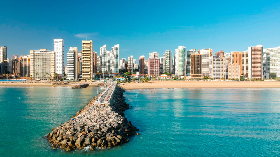 O píer é componente de uma das paisagens mais procuradas e famosas de Fortaleza: a Praia de Iracema