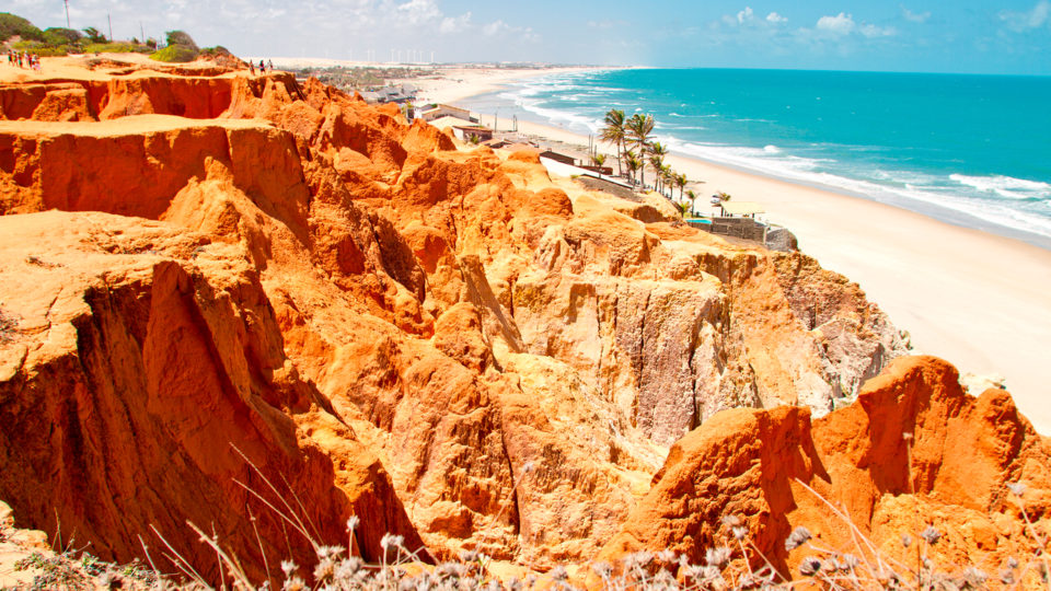Falésias, areia clara e mar muito azul compõem a paisagem incrível da Praia de Morro Branco, em Beberibe