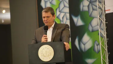 Tarcísio completa seis meses de governo com avaliação positiva e algumas divergências com membros da direita.