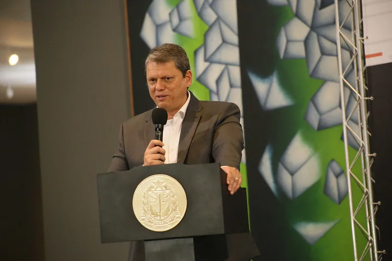 Tarcísio completa seis meses de governo com avaliação positiva e algumas divergências com membros da direita.