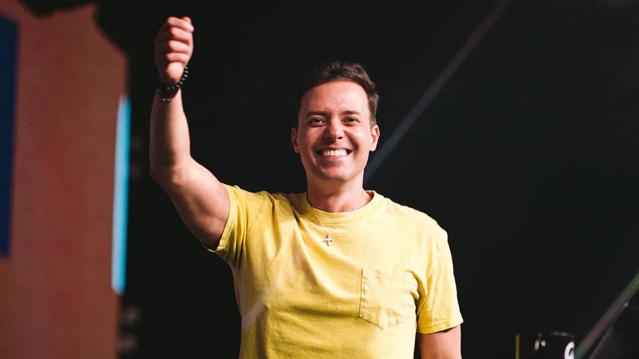 Justiça determina retirada de vídeos do pastor André Valadão das redes sociais