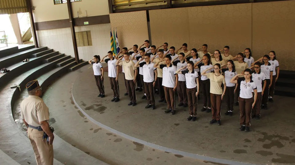 Governo Lula encerra programa de escolas cívico-militares, uma das bandeiras de Bolsonaro