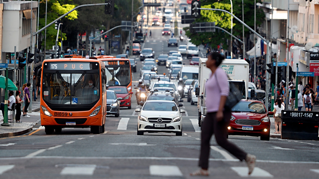 Os transportes de passageiros e de cargas puxaram o desempenho do setor de serviços para cima.