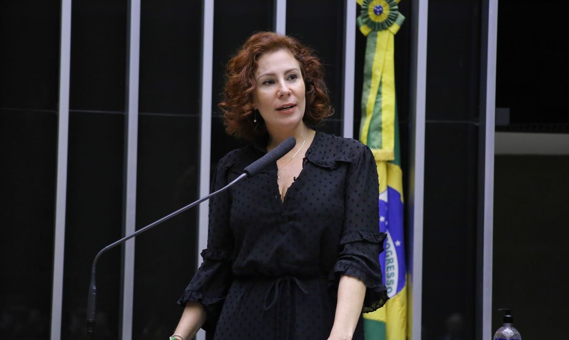 Processo que pode tornar Carla Zambelli (PL) inelegível por oito anos vai para a Justiça Eleitoral de SP.