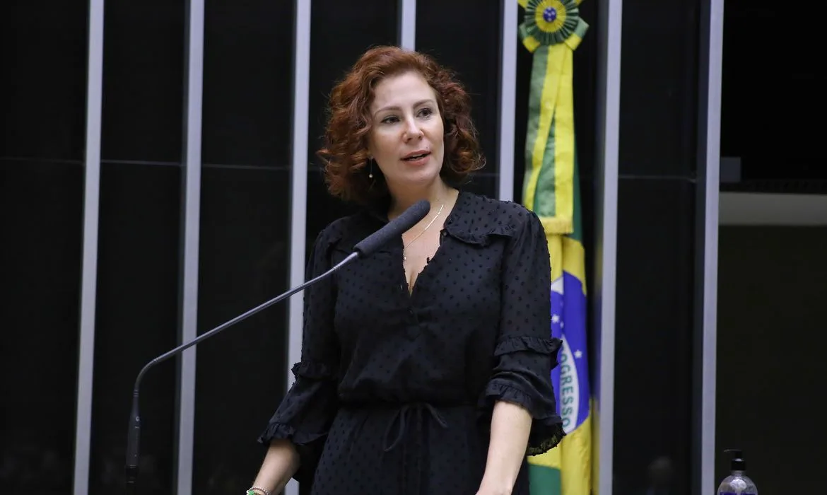 Processo que pode tornar Carla Zambelli (PL) inelegível por oito anos vai para a Justiça Eleitoral de SP