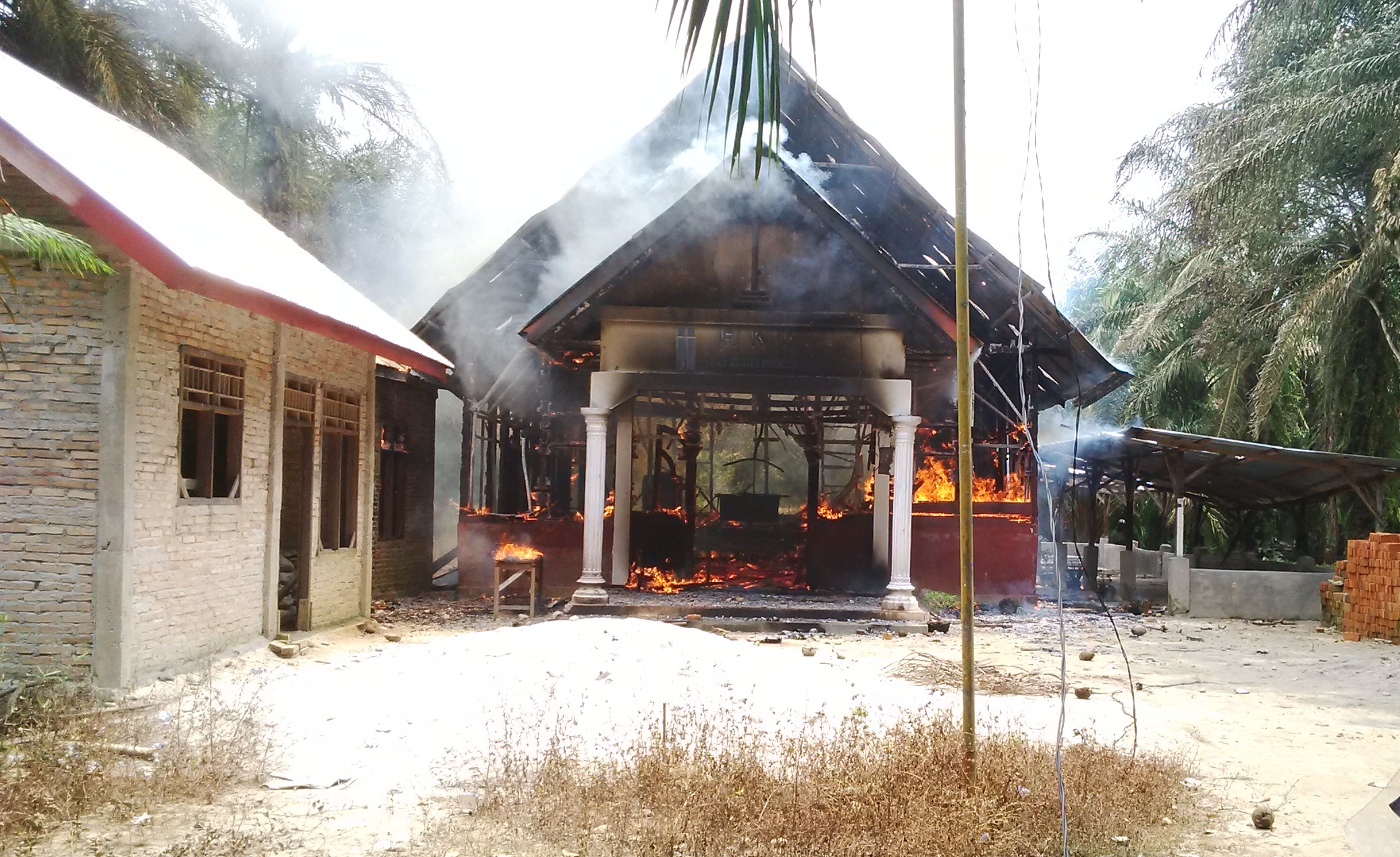 <em>Igreja da tribo cristã Kuki incendiada por extremistas hindus em Manipur. Crédito: ONG Portas Abertas</em> <em>Igreja da tribo cristã Kuki incendiada por extremistas hindus em Manipur. Crédito: ONG Portas Abertas</em>