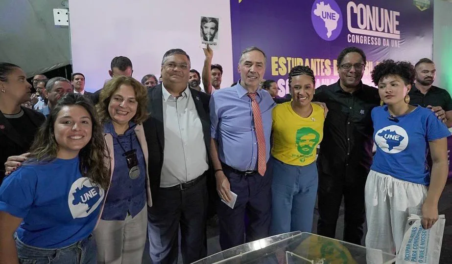 O ministro da Justiça, Flávio Dino, e Luís Roberto Barroso, do STF, no Congresso da UNE: declarações denotam cenário crescente de perseguição a ideologias de direita no país