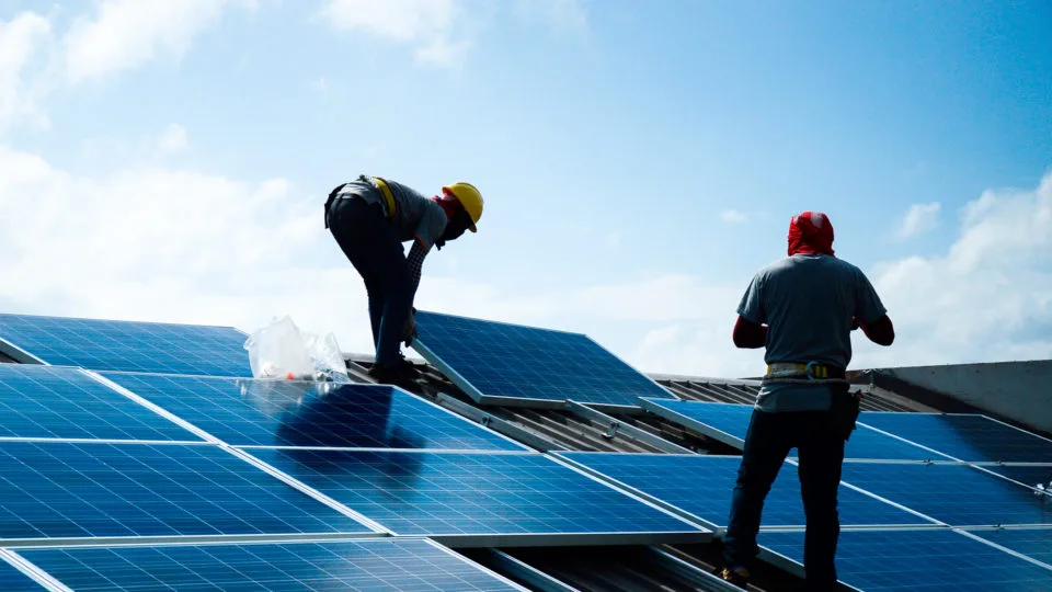 No autoconsumo remoto, o consumidor se transforma em um microgerador de energia