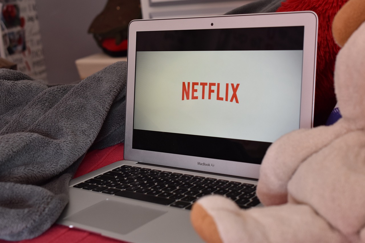 Plataformas de streaming, como Netflix, serão impactadas com aumento de carga tributária