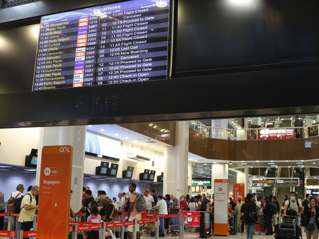 Movimento de passageiros no aeroporto Santos Dumont, no Rio de Janeiro