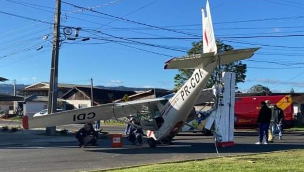 Avião perde controle e cai no meio de avenida de cidade no Interior do Paraná