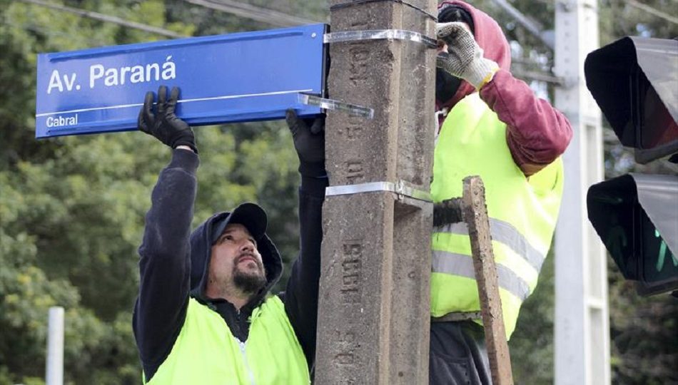 Placas de rua são trocadas em Curitiba depois de 26 anos.