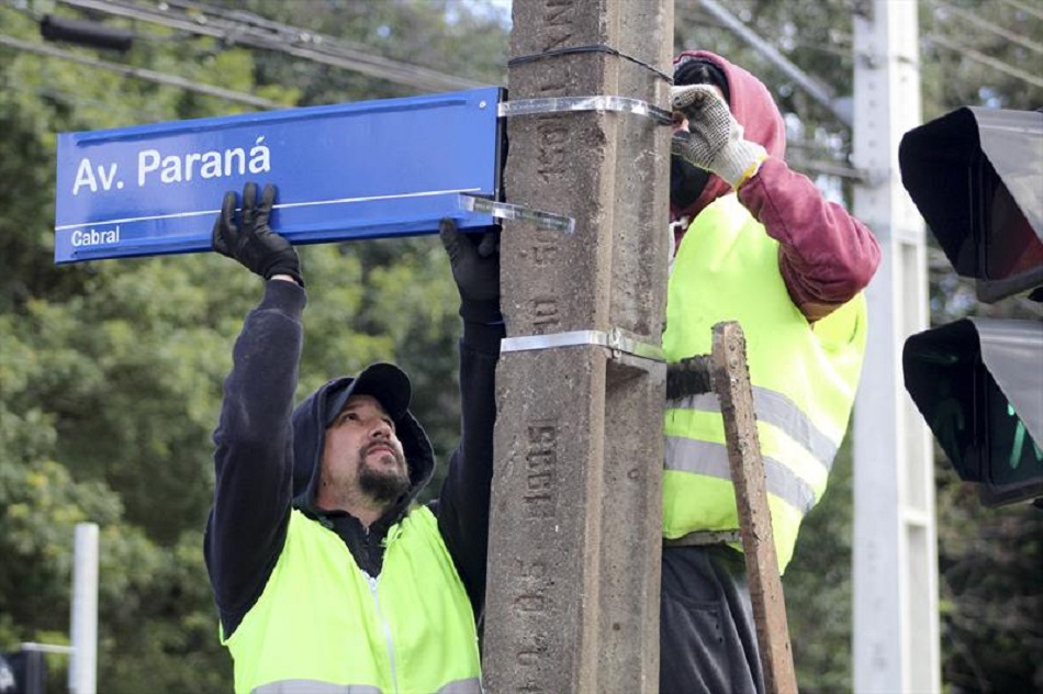 Essa é a primeira renovação do sistema de identificação das placas de rua em Curitiba em 26 anos.