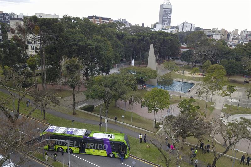 O ônibus elétrico Eletra, tipo padron, de 15 metros, roda a partir da próxima semana em Curitiba.