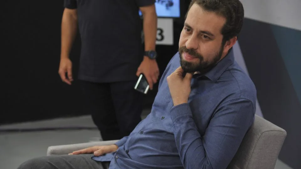 Boulos lidera corrida para a prefeitura de SP, seguido por Eduardo Bolsonaro, aponta pesquisa.