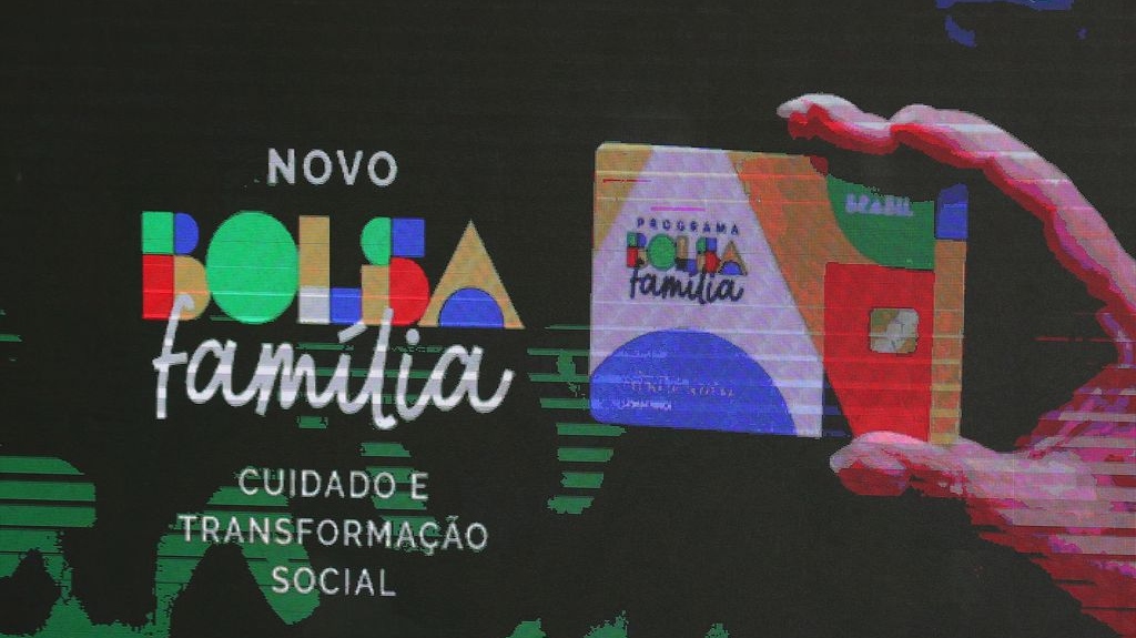 Ministério diz ter incluído 1,3 milhão de famílias no Bolsa Família neste ano, mas omitiu a exclusão de 700 mil.