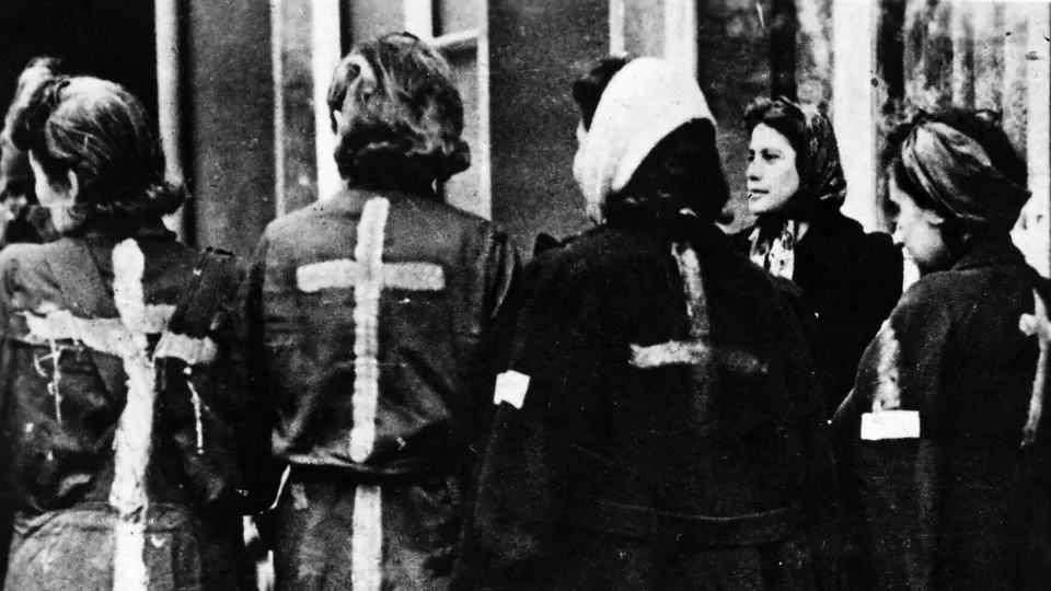 Trabalhadoras de origem judaica marcadas pelos nazistas momentos após sua libertação pelo exército aliado.