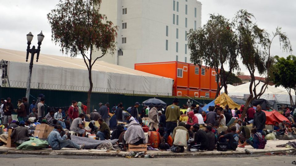 São Paulo: usuários de drogas são deslocados da praça Júlio Prestes para a praça do Cachimbo, na região da cracolândia.
