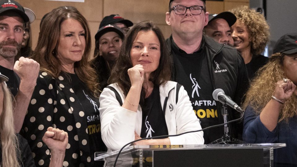 Fran Drescher, que ficou famosa nos anos 1990 como estrela do seriado 'The Nanny', é a presidente do sindicato dos atores, em greve desde o último dia 13.