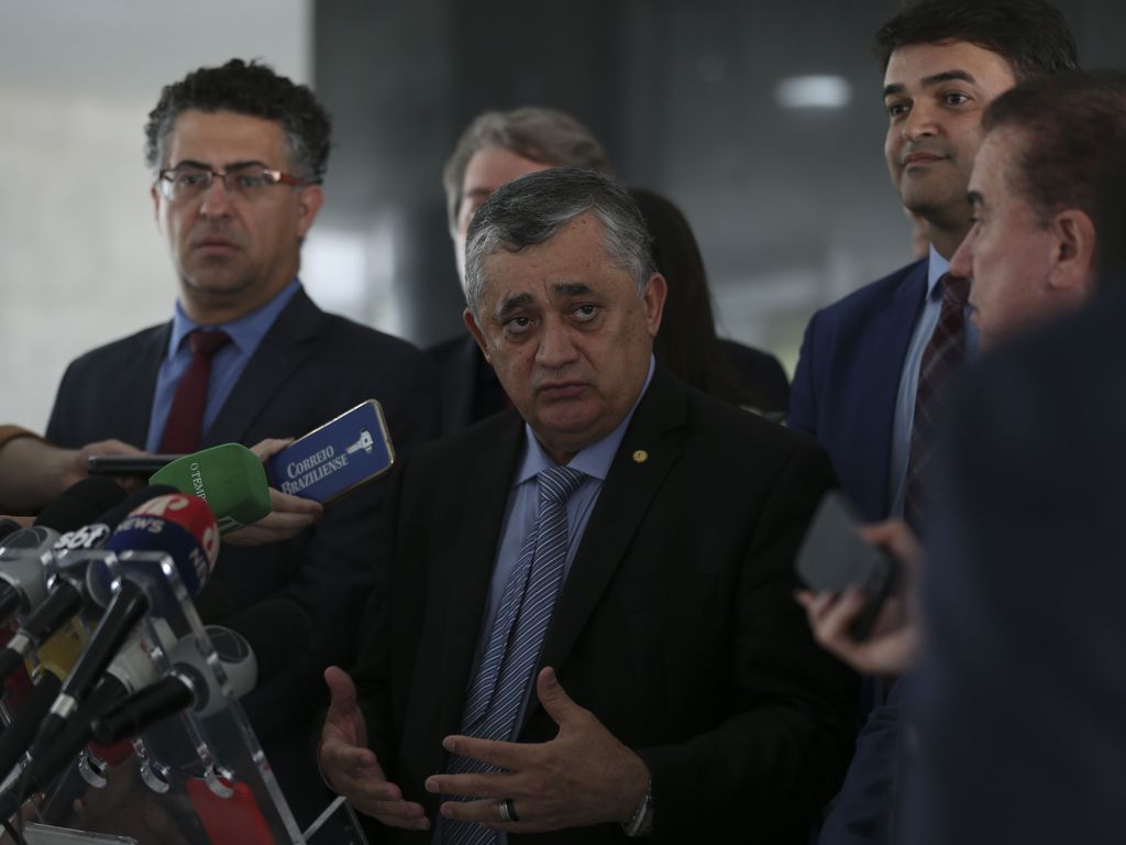 José Guimarães, líder do Governo na Câmara, afirmou que a decisão de onde ficarão os indicados cabe a Lula