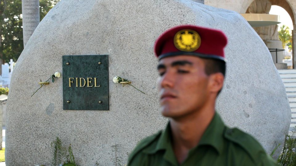 Fotografia datada de 4 de dezembro de 2016 mostra soldado cubano guardando o túmulo do ditador Fidel Castro, no cemitério de Santa Ifigênia, na cidade de Santiago de Cuba.