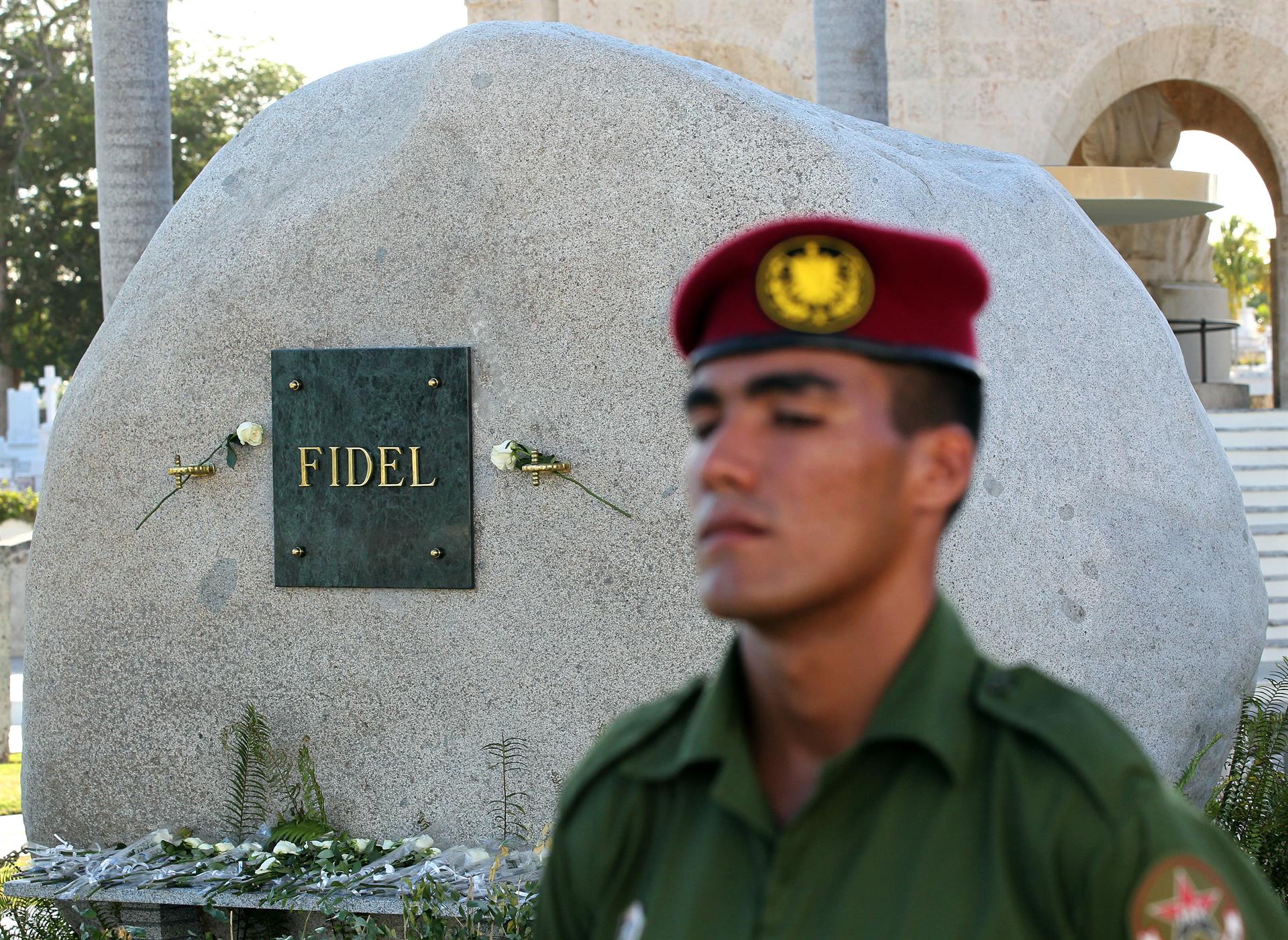 Fotografia datada de 4 de dezembro de 2016 mostra soldado cubano guardando o túmulo do ditador Fidel Castro, no cemitério de Santa Ifigênia, na cidade de Santiago de Cuba.