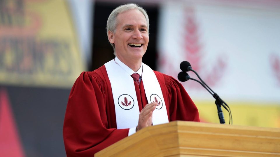 Marc Tessier-Lavigne, presidente da Universidade Stanford, renuncia após relatório interno endossar parte de alegações de má conduta científica na pesquisa em neurociência.